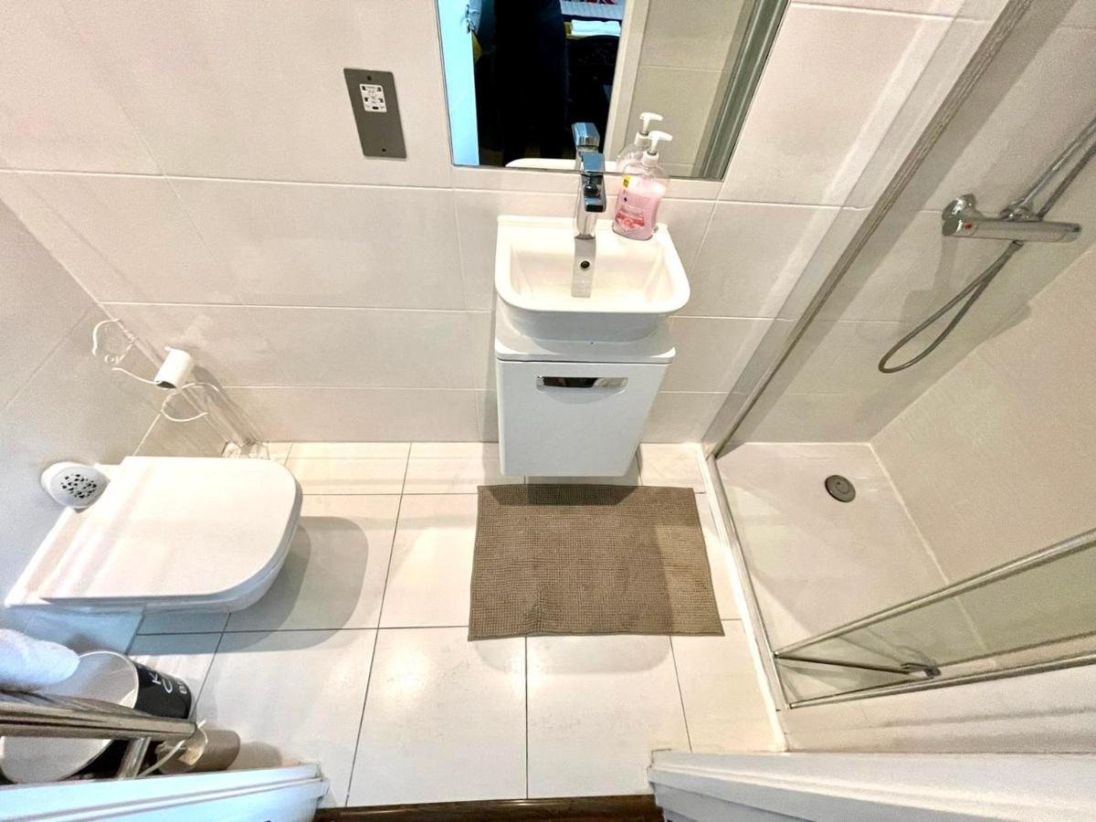 London Stratford Luxury House, 5 Minutes Walk Station, Westfield, 3 Bedrooms 3 Bathrooms, Reception, Garden, Parking Luaran gambar