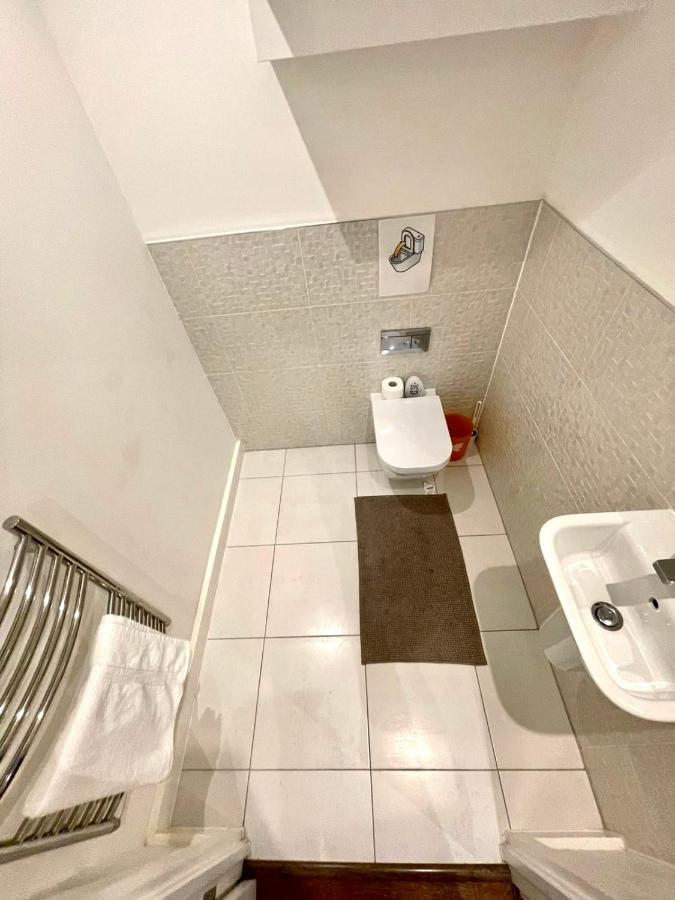 London Stratford Luxury House, 5 Minutes Walk Station, Westfield, 3 Bedrooms 3 Bathrooms, Reception, Garden, Parking Luaran gambar