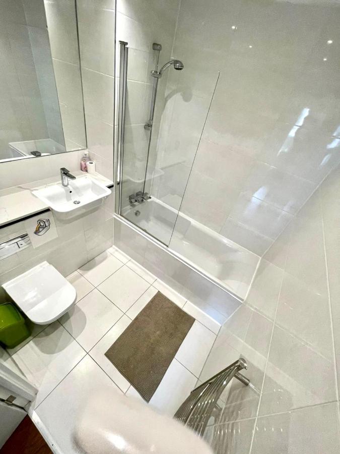 London Stratford Luxury House, 5 Minutes Walk Station, Westfield, 3 Bedrooms 3 Bathrooms, Reception, Garden, Parking Luaran gambar