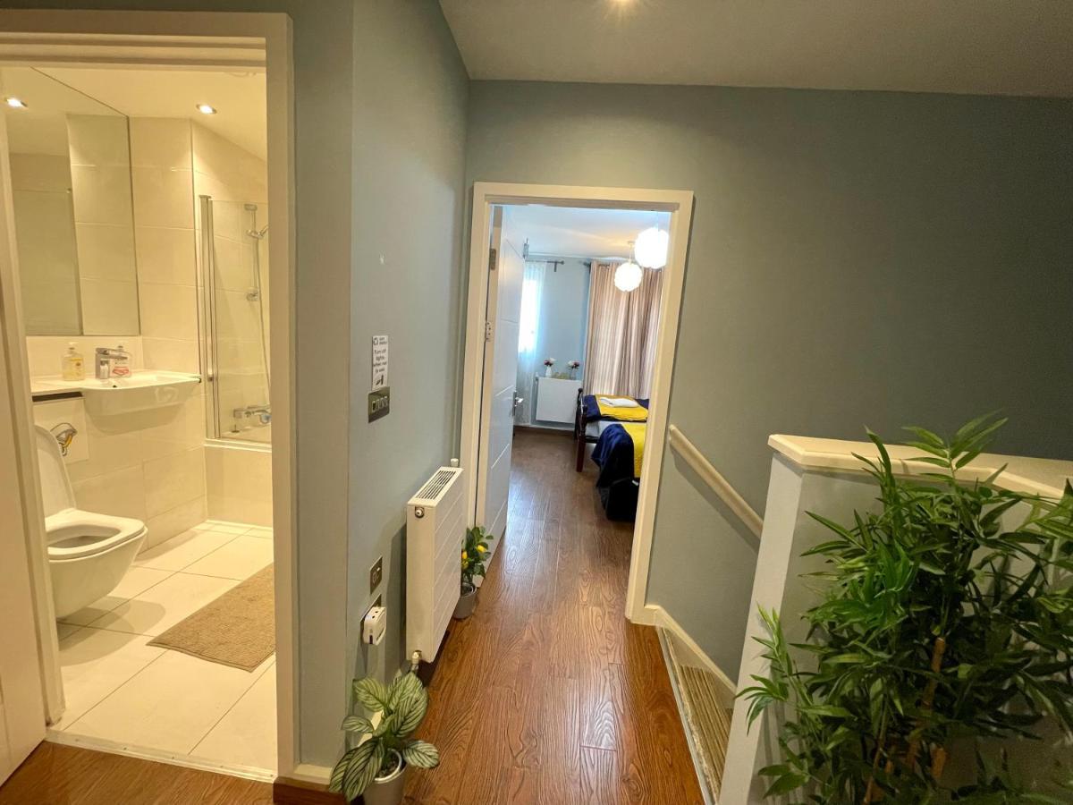 London Stratford Luxury House, 5 Minutes Walk Station, Westfield, 3 Bedrooms 3 Bathrooms, Reception, Garden, Parking Luaran gambar