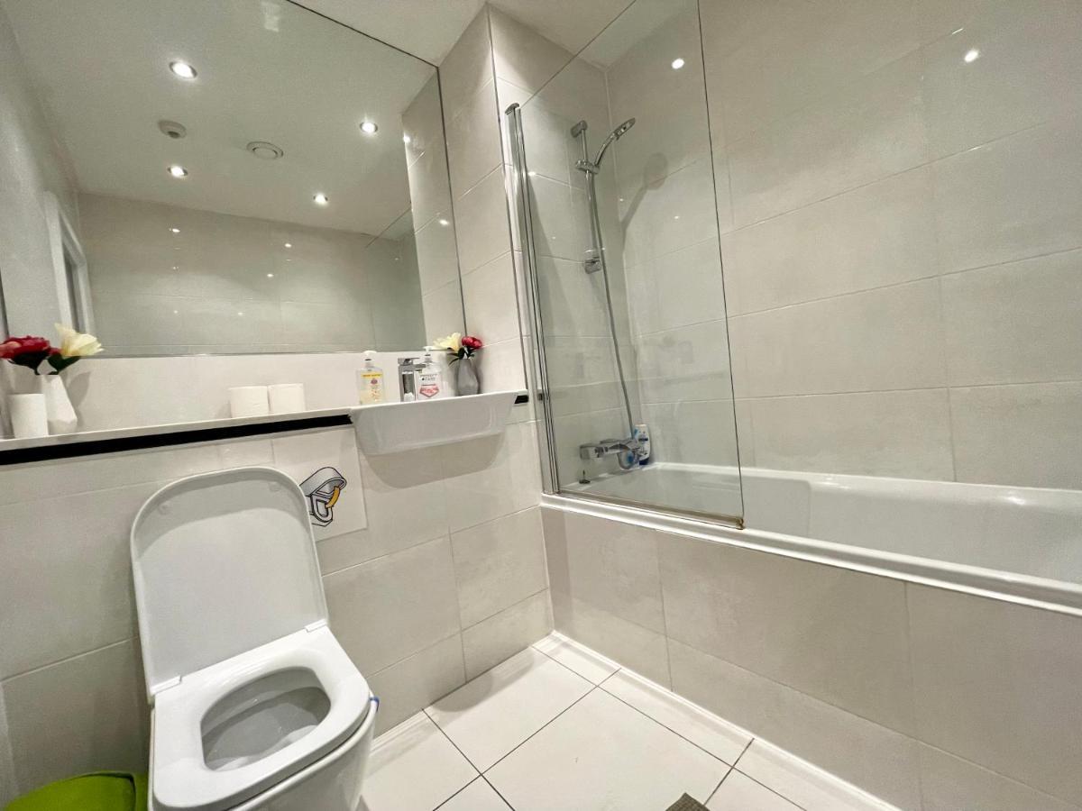 London Stratford Luxury House, 5 Minutes Walk Station, Westfield, 3 Bedrooms 3 Bathrooms, Reception, Garden, Parking Luaran gambar
