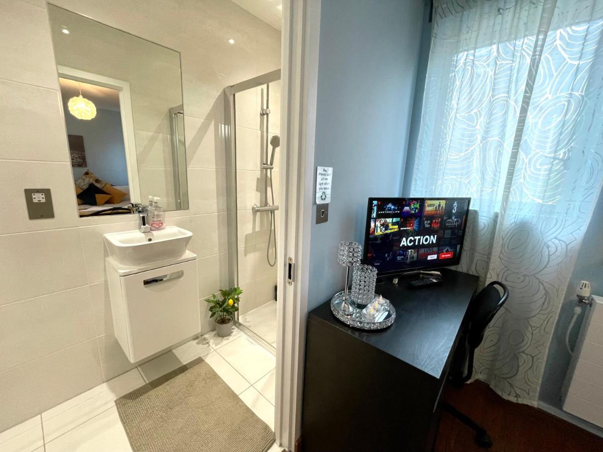 London Stratford Luxury House, 5 Minutes Walk Station, Westfield, 3 Bedrooms 3 Bathrooms, Reception, Garden, Parking Luaran gambar
