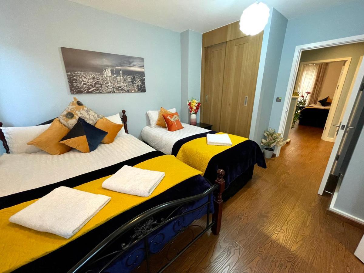 London Stratford Luxury House, 5 Minutes Walk Station, Westfield, 3 Bedrooms 3 Bathrooms, Reception, Garden, Parking Luaran gambar