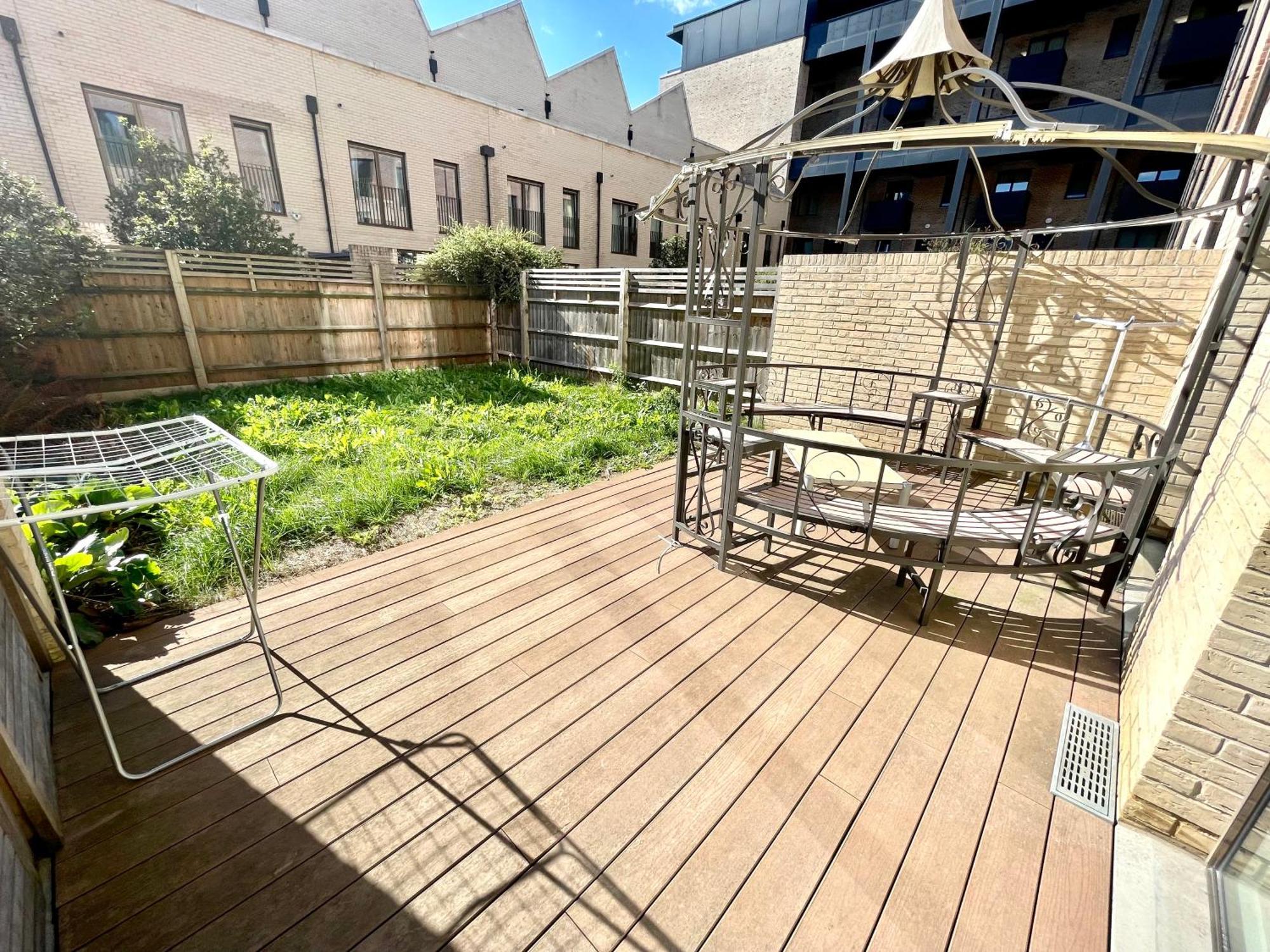 London Stratford Luxury House, 5 Minutes Walk Station, Westfield, 3 Bedrooms 3 Bathrooms, Reception, Garden, Parking Luaran gambar